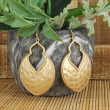 Load image into Gallery viewer, Gold Arabesque Hammered Earring